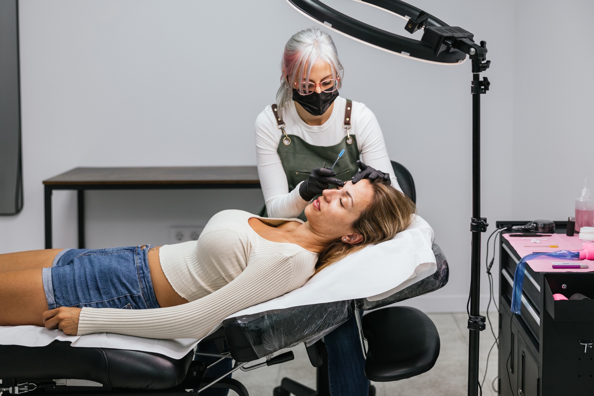 Premicroblading eyebrow mapping with thread technique